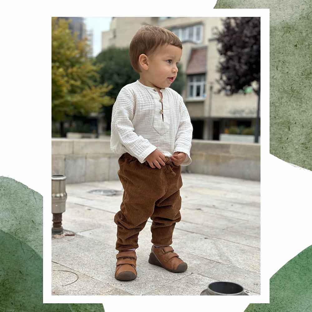 Baietel imbracat in pantalonasi din bumbac reiat, potriviti pentru toamna si primavara