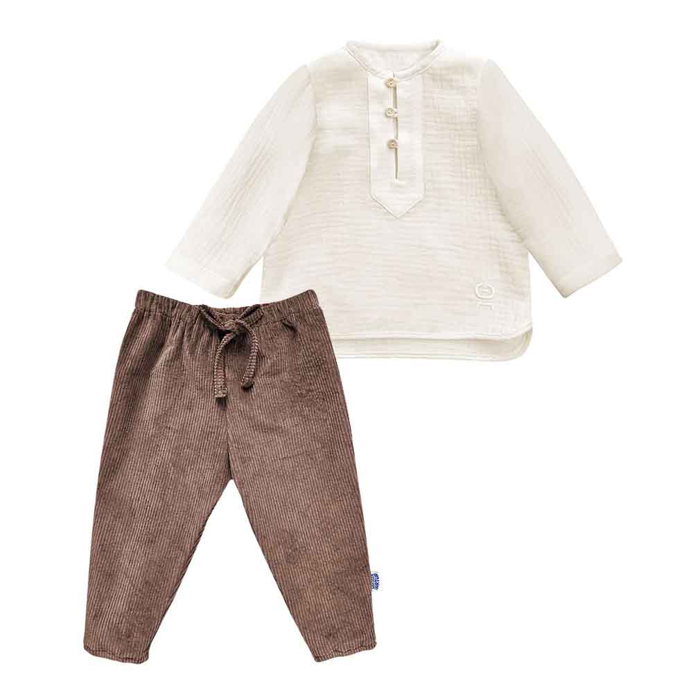 Costumas baietei pentru botez format din camasa de muselina si pantaloni din bumbac reiat, model maro