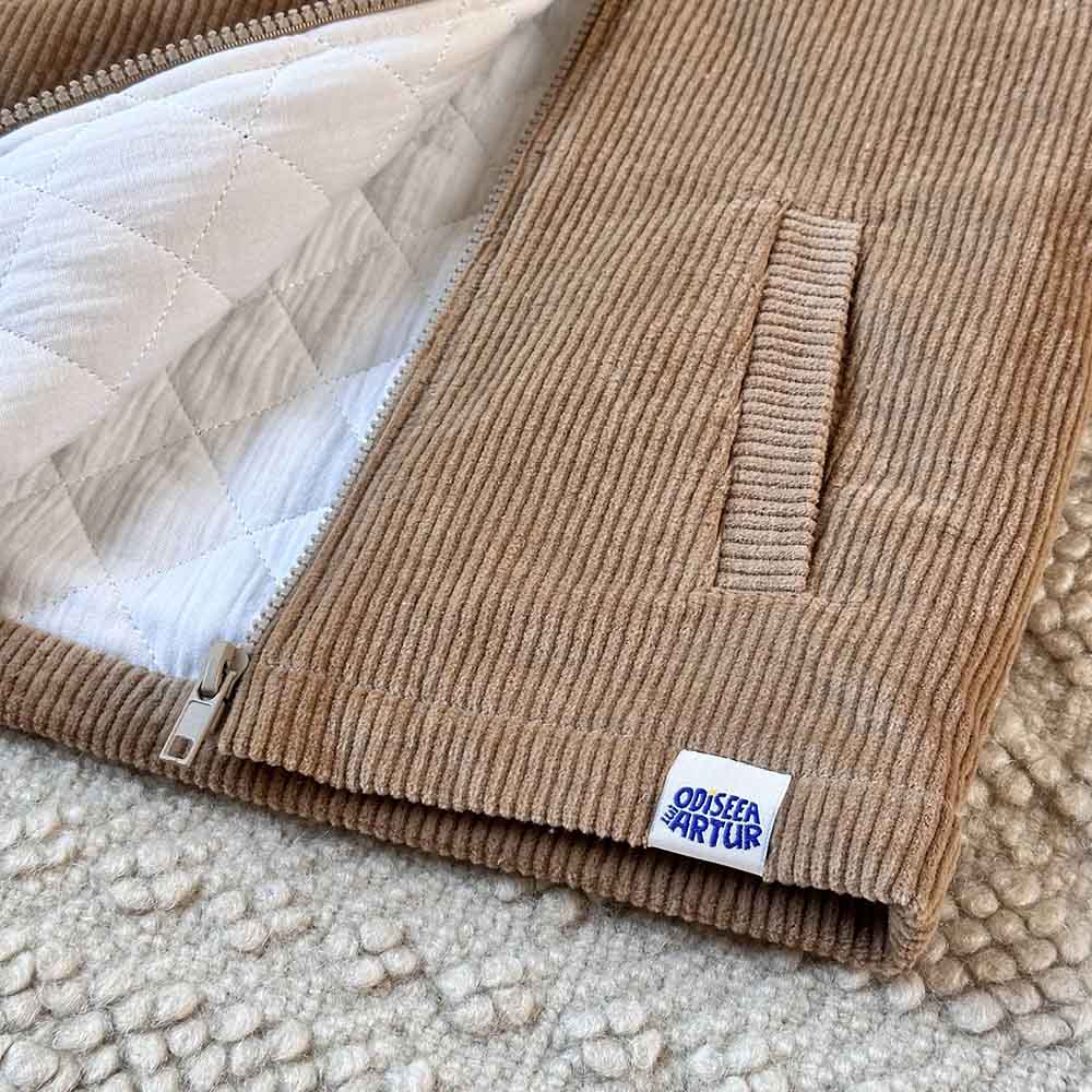 Vesta bebelusi si copii cu logo Odiseea lui Artur, interior matlasat si calduros, cu buzunare si guler.