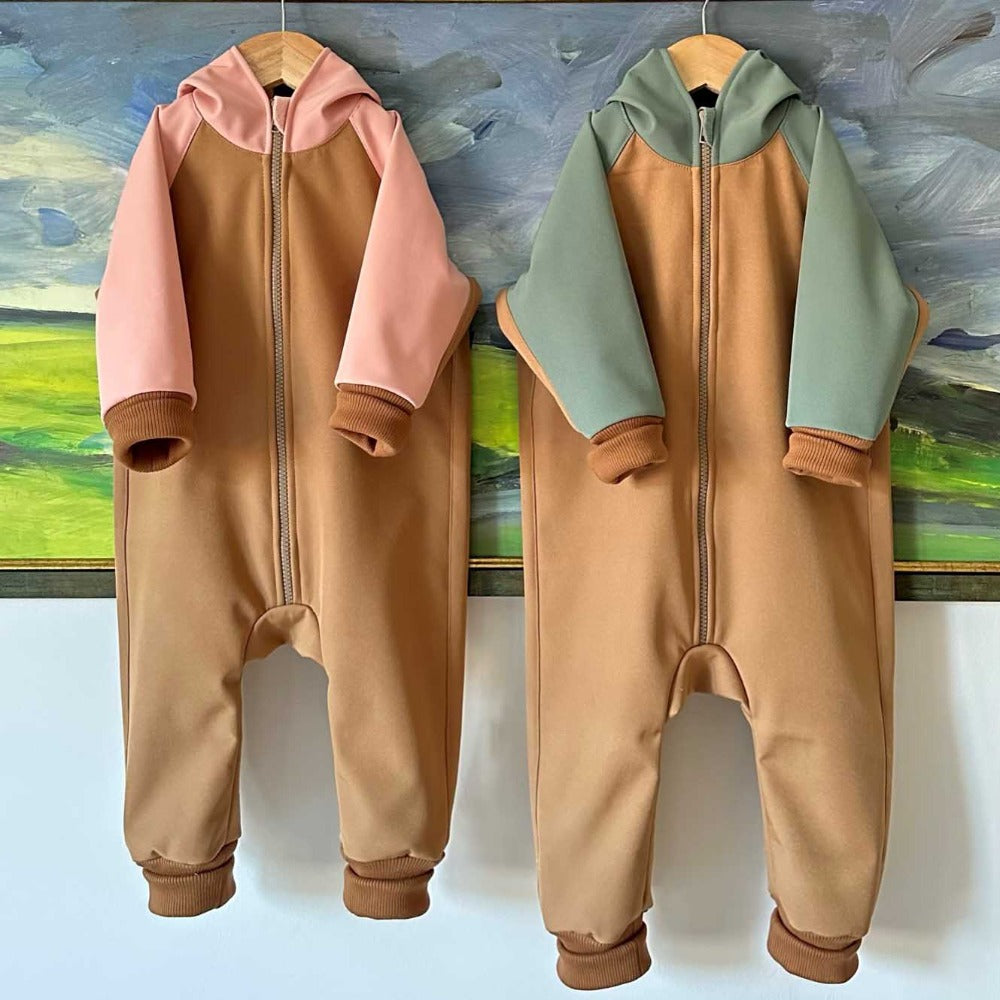 Salopeta overall impermeabil si rezistent la frecare, pentru bebelusi si copii, agatata pe umeras.